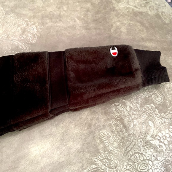 Champion fluffy sweatshirt. - Picture 4 of 4